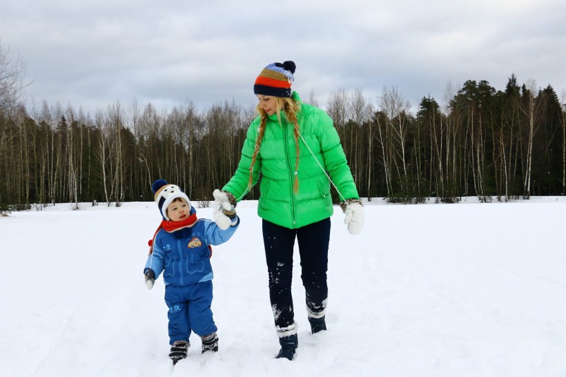 地铁上姐弟俩的坐姿惹争议,姐弟俩地铁坐姿视频