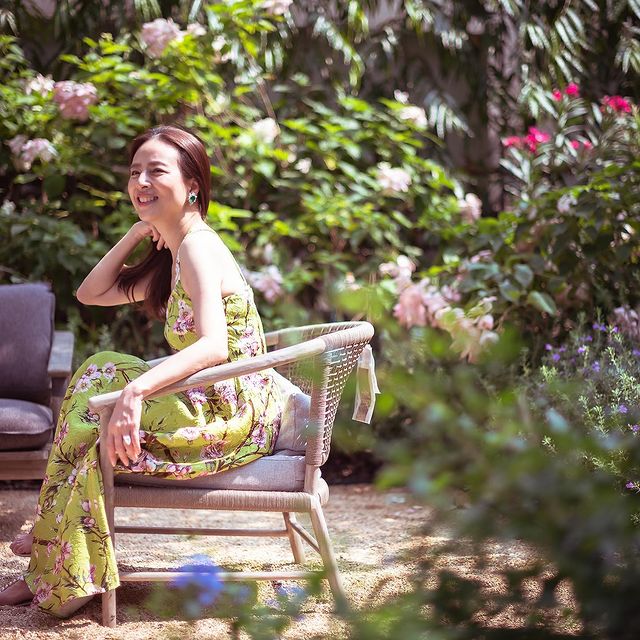 还是泰国华裔富婆潇洒!穿花裙亮相比花儿美,拒绝泰王求爱真明智