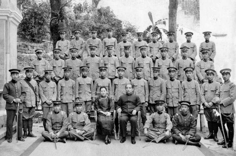 10大元帅本应两位姓叶，叶挺功在何处？毛主席亲修入*党**书说明一切