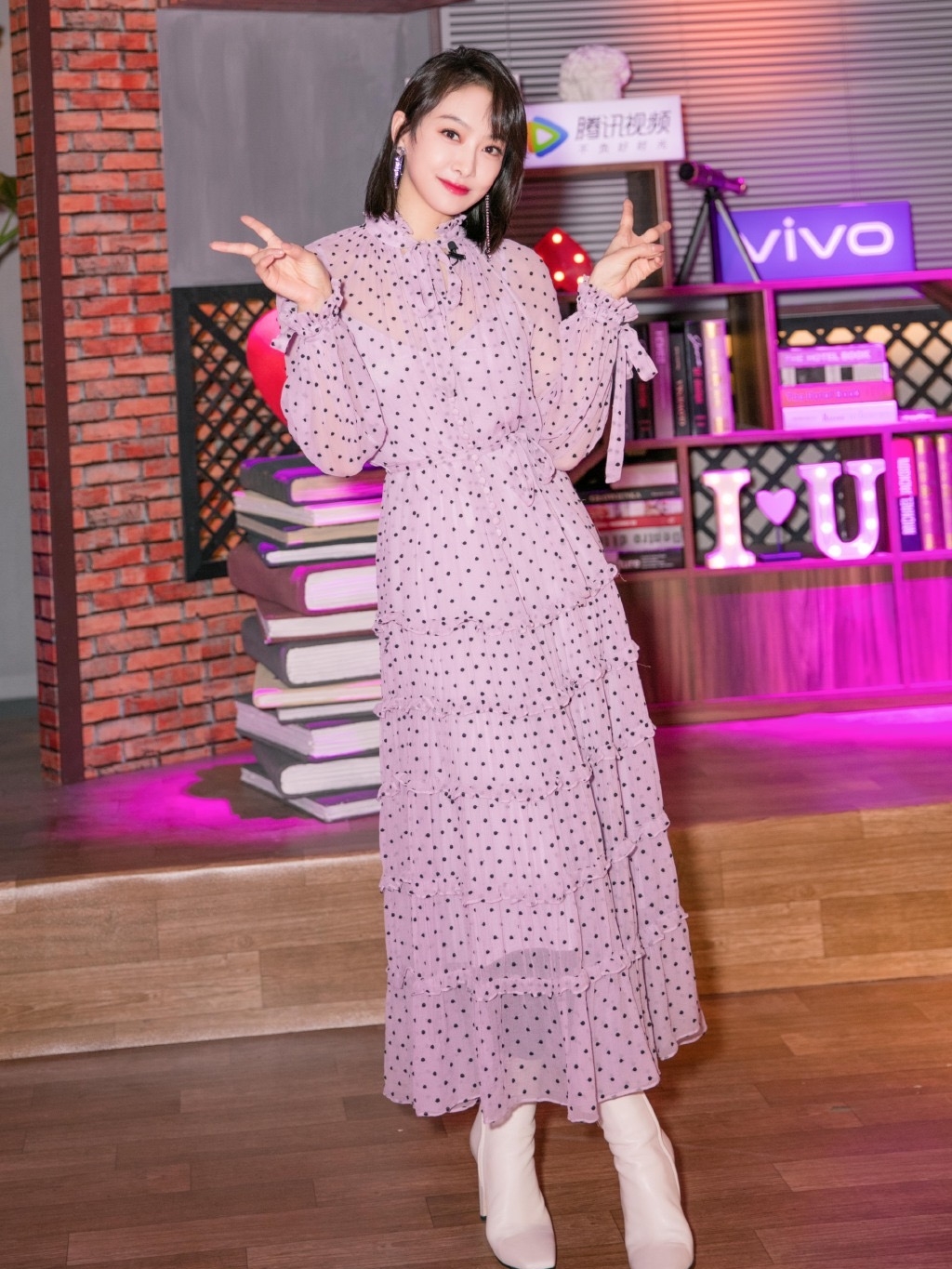 秋瓷炫穿红色裙子扎个黄色宽腰带,秋瓷炫身材好吗