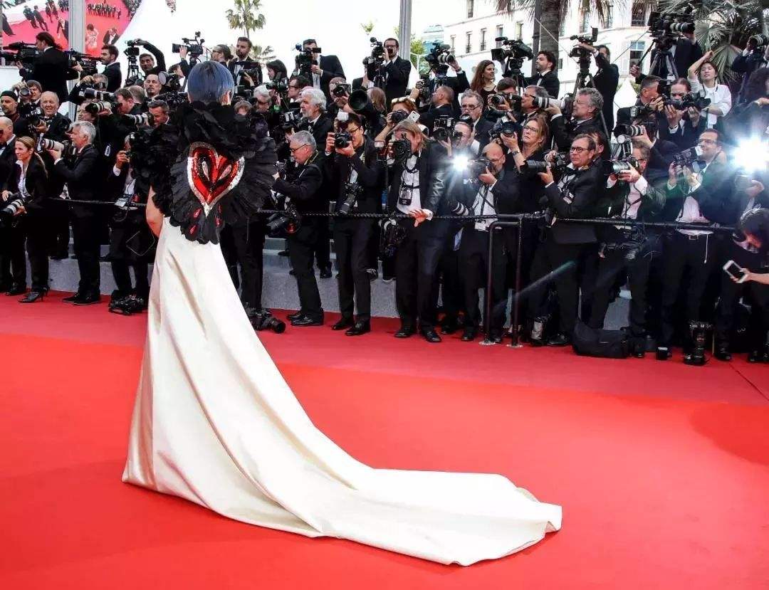 明星红毯如何快速换造型的,女明星红毯结束以后如何卸妆