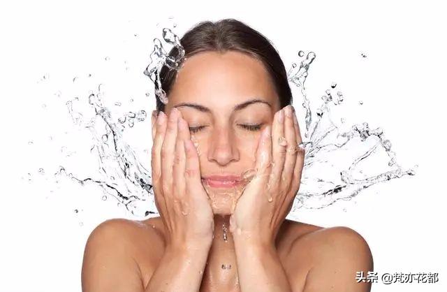 冬天身上皮肤起皮干燥有碎屑,身上皮肤干燥起皮特别痒怎么办