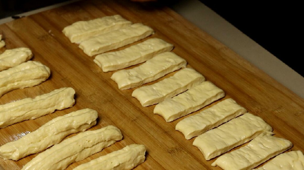 在家炸油条健康又美味放心吃,怎样炸油条才酥脆不用泡打粉