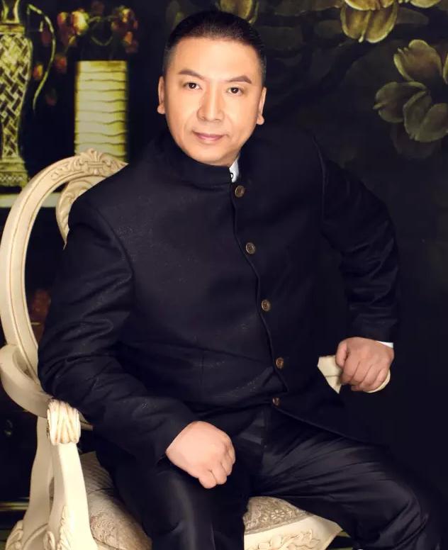 搏击主持人郑环宇又喊话韩红：江湖险恶，慈善水深，其实我暗恋你