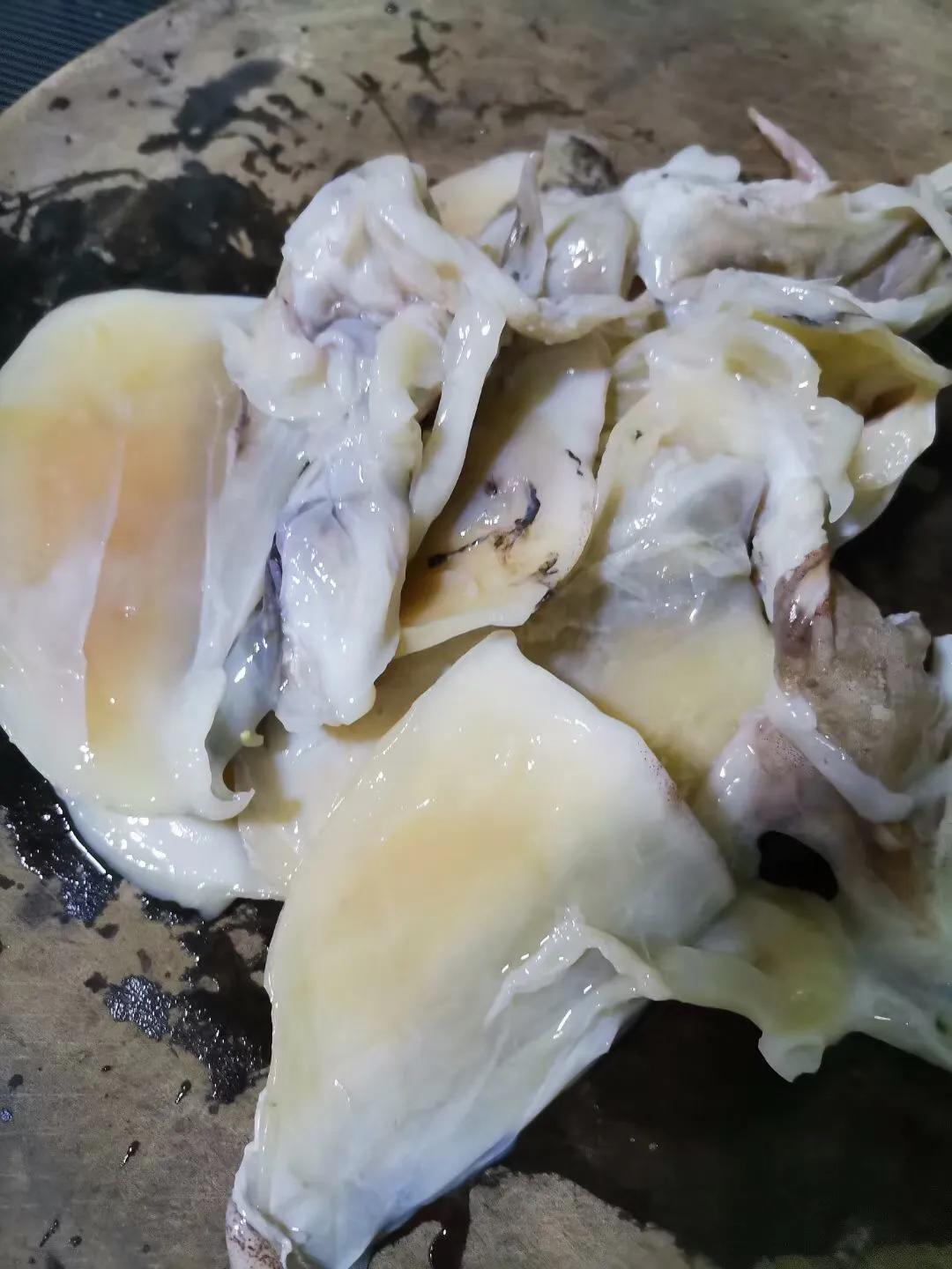 墨鱼干煲汤墨鱼骨要去掉吗,墨鱼干怎么吃和什么煲汤最好