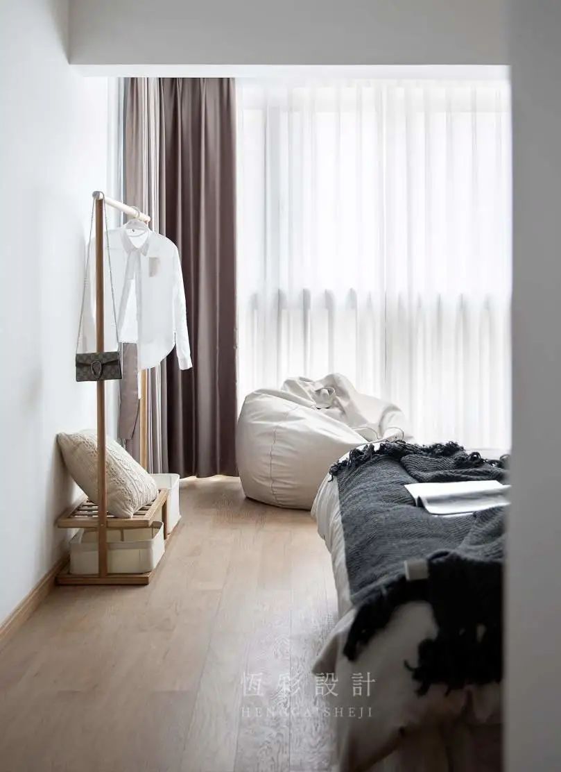 二楼衣帽间和客厅完美结合,二楼客厅开放式衣帽间