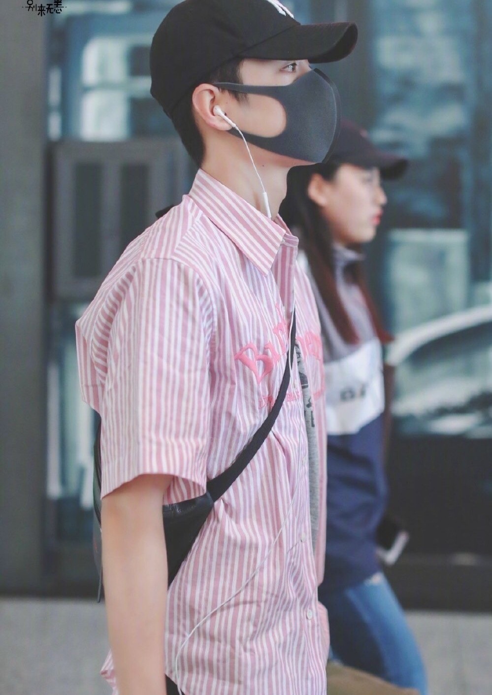 肖战西装露腹肌照片高清,肖战上半身露出腹肌图