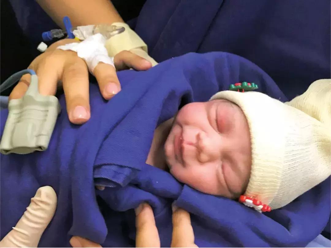 世界首例两位女性生育孩子,世界首例机器婴儿出生