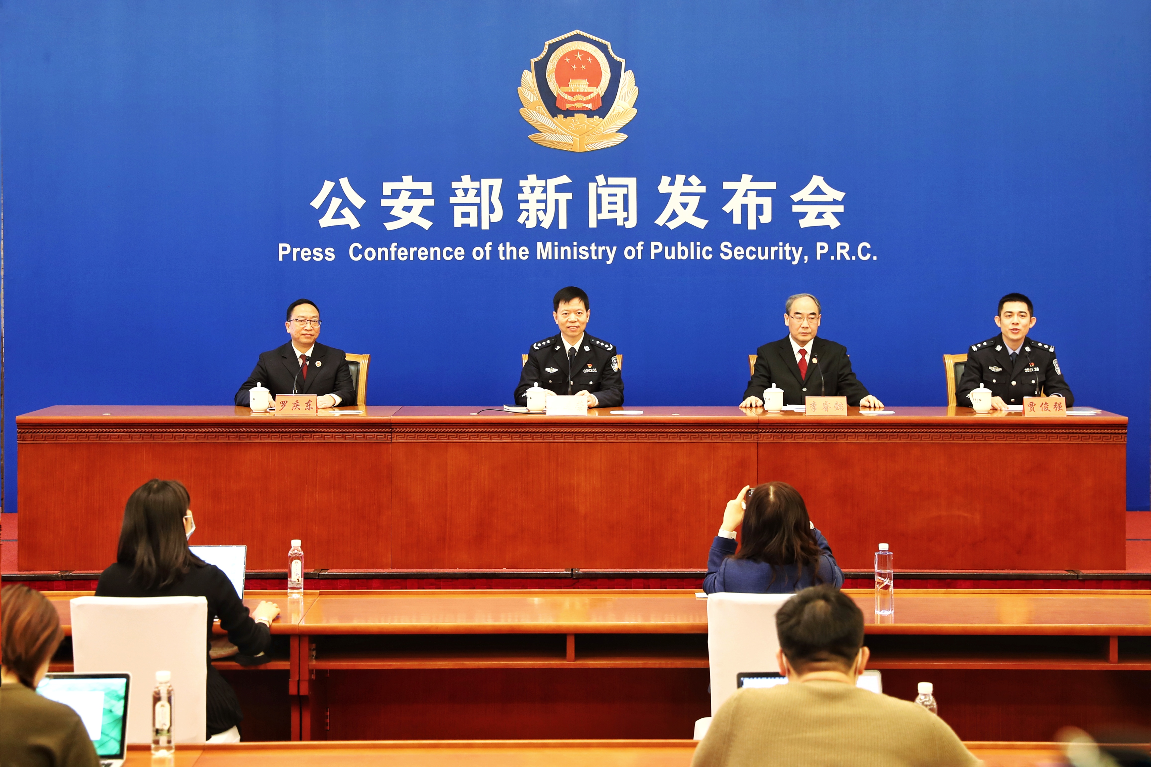 公安部召开新闻发布会通报最高法、最高检、公安部《关于敦促跨境赌博相关犯罪嫌疑人投案自首的通告》等情况