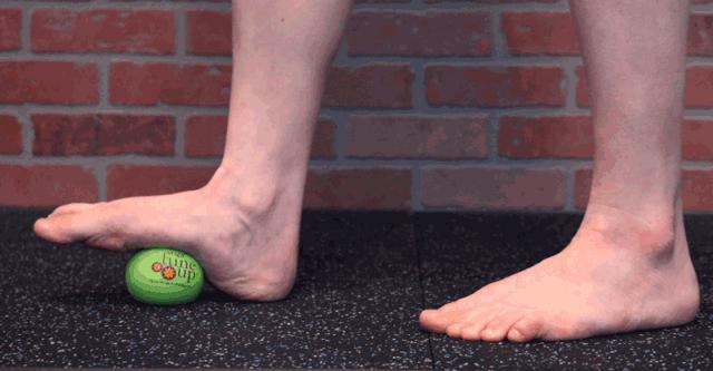 爬行健身的正确姿势,健身靠墙蹲正确姿势