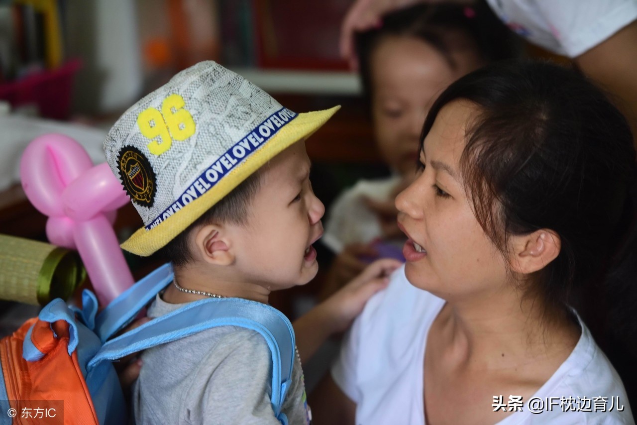 幼儿园开学哭闹家长怎么安慰,孩子开学妈妈不高兴怎么办