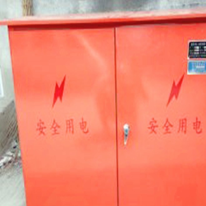 塔吊被台风吹得快速旋转,塔吊随大风旋转