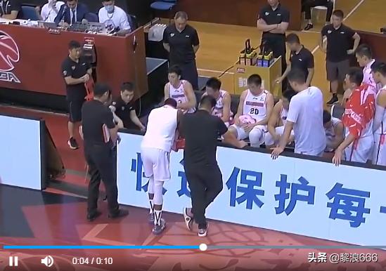 杜锋携广东宏远球员致敬易建联,杜锋对易建联表扬视频