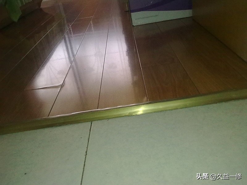 地板鼓包以后拆开用胶粘的能行吗,pvc塑胶地板边缘鼓包处理方法