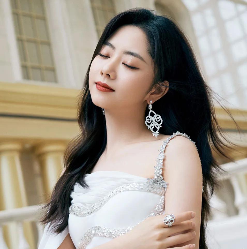 最新明星红毯珠宝,女明星红毯封神造型礼服