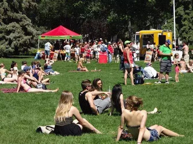 “衣不蔽体，引发海啸”？女德班竟将目标朝向00后，家长要警惕