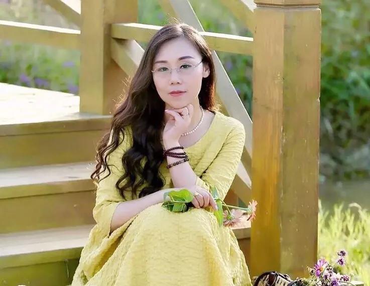 胭脂茉莉十四行诗光明网,胭脂茉莉十四行诗八首