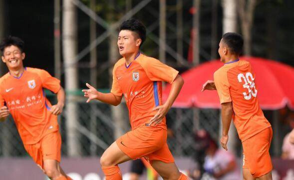 中国足坛又一位名宿强势崛起,盘点当今足坛十大巨星