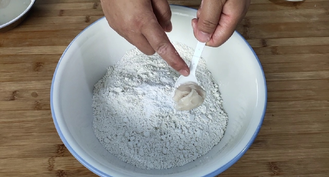 双擀面杖擀小笼包皮教程,小笼包现做现蒸的方法