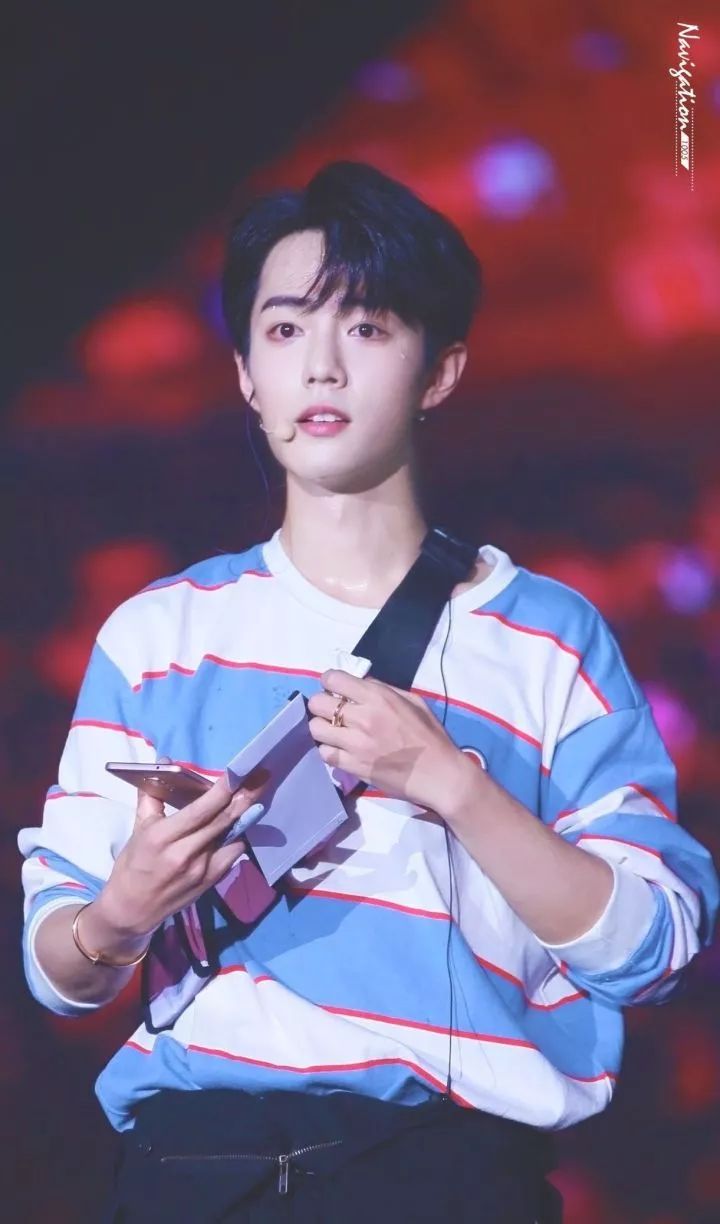 肖战绝世侧颜,肖战绝美回眸