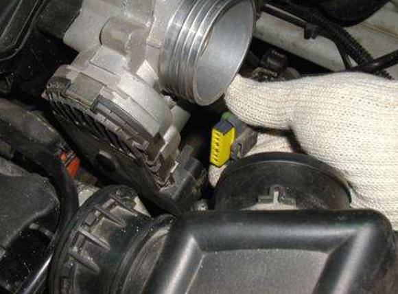 自己动手清洗节气门积碳,清除节气门积碳的最佳方法