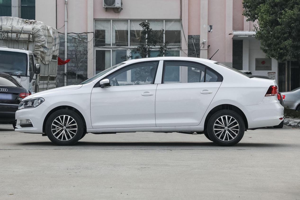 14款大众桑塔纳对比14款锋范操控,家用代步轿车本田锋范值得购买吗