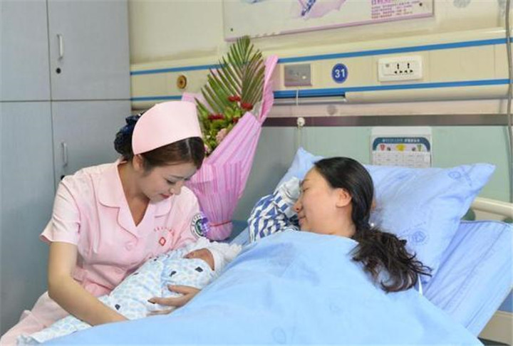 孩子姓“李”,上户口被民警打错名字,宝爸看后不怒反喜:不改了