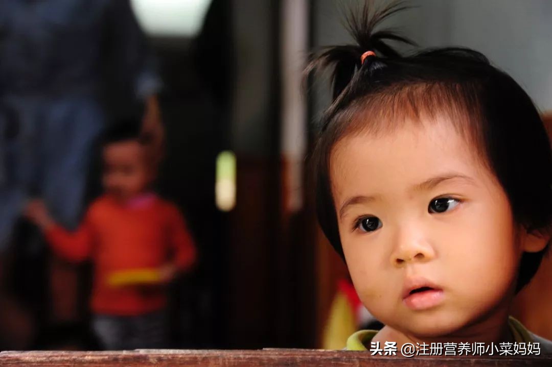 宝宝最近老是哭闹很粘人怎么回事,宝宝最近特别粘人爱哭闹怎么办