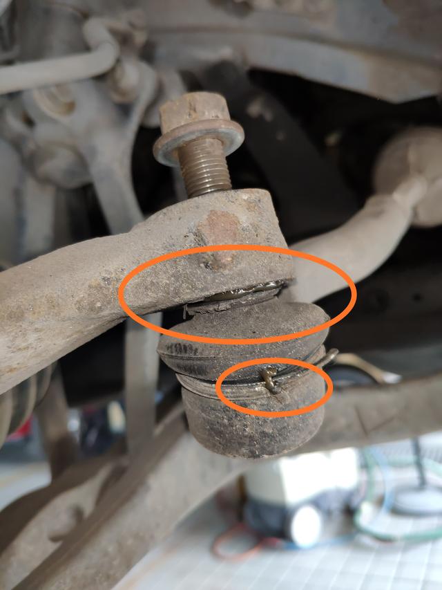 马6换完后减震还是咯噔响,马6上摆臂减震器怎么拆