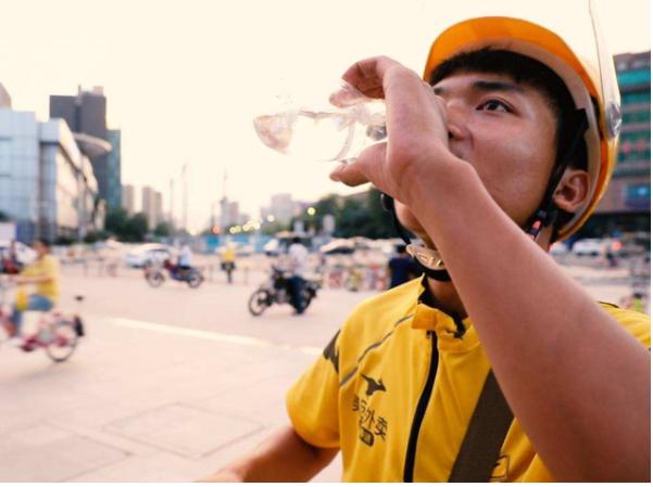 外卖员月入6000很累吗,外卖月入过万开什么车