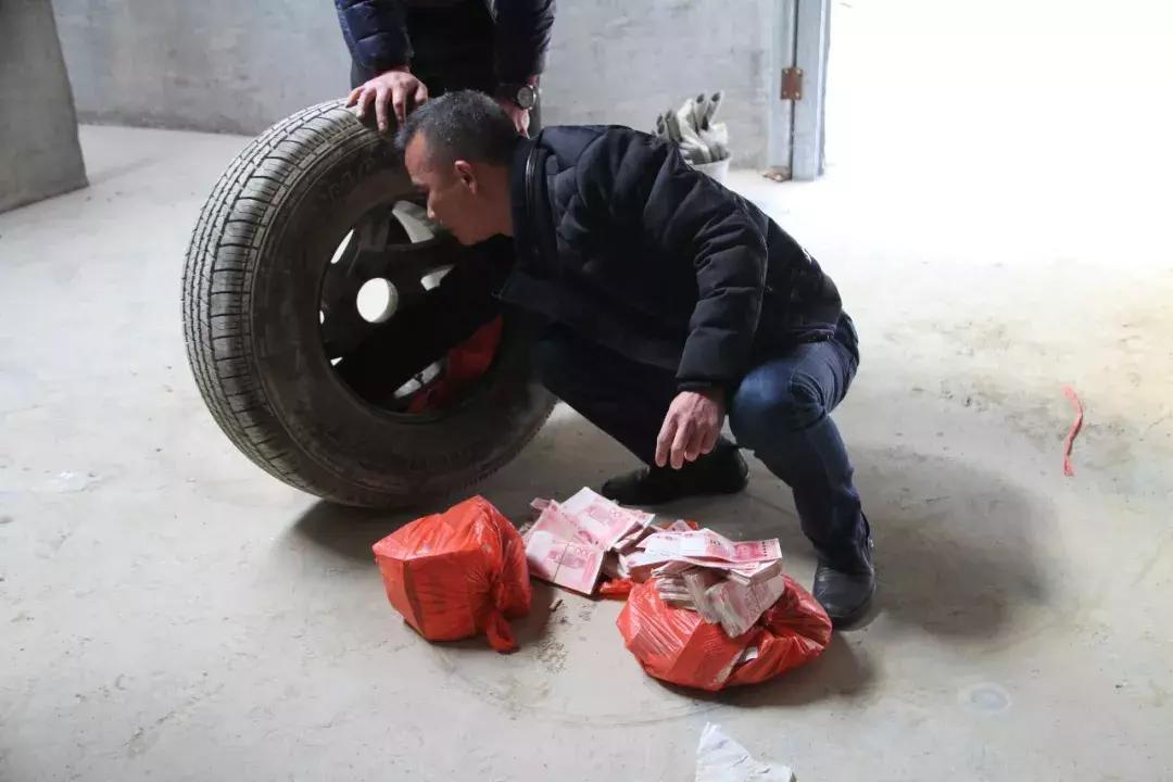 瀹堕噷搴婂簳涓嬫湁閲戝瓙,鍦ㄥ閲屽簥搴曚笅钘忎竴鐧句竾鐜伴噾