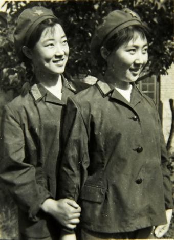 难忘74式军服——海军恢复水兵服，女兵穿上了裙子