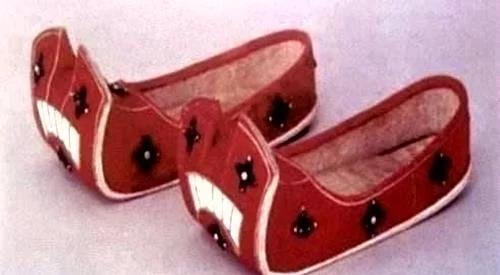 古人穿的鞋子为何前头总是翘起来,古人的鞋前面翘起来