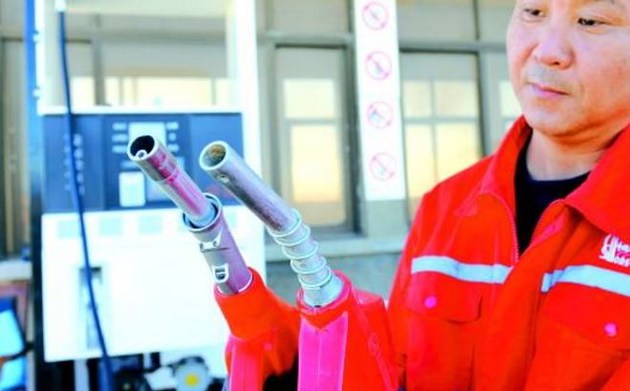 加油老是跳枪对车有影响吗,小车刚开始加油频繁跳枪怎么回事