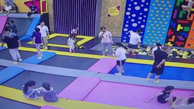 7岁小孩玩蹦床摔成错位,如何安全给小孩玩蹦床不伤膝盖