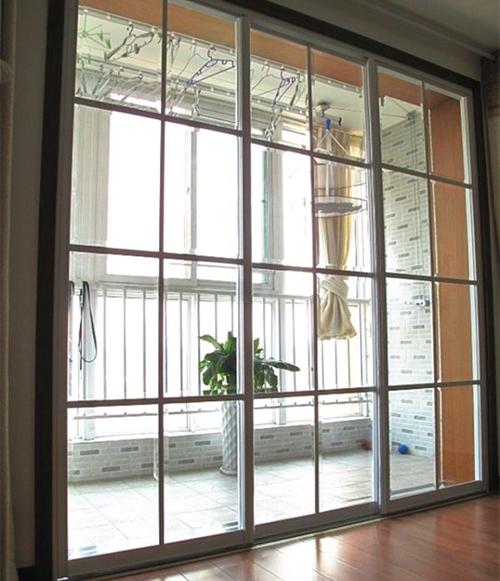 阳台平开门和推拉门哪个好,阳台不装推拉门可以用窗帘吗