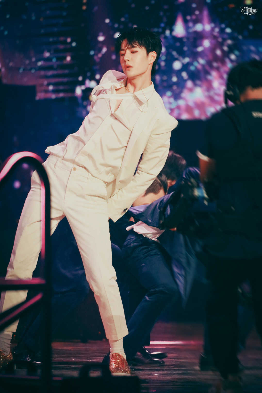 王一博跳剑舞白衣哪一期,王一博跳的散落的华服是什么舞种