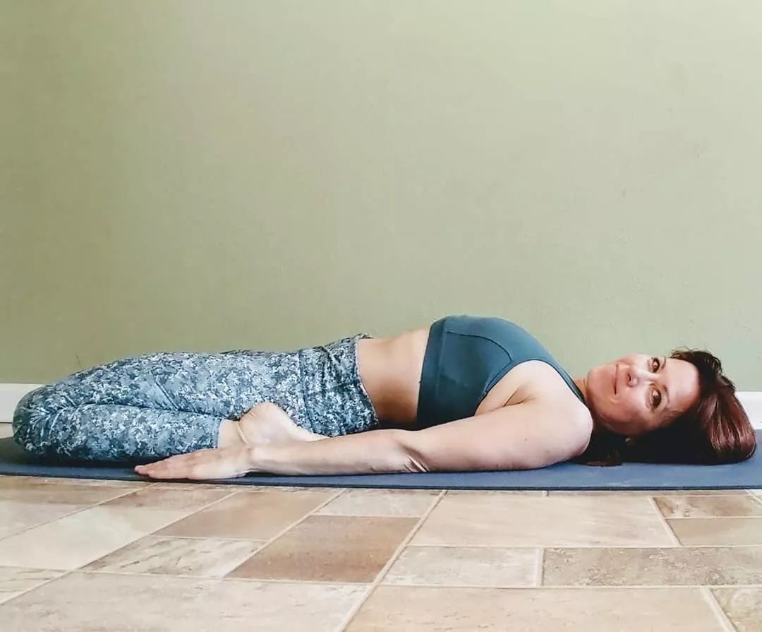 拉伸大腿前侧的的瑜伽体式有哪些,拉伸瑜伽大腿前侧的最佳动作