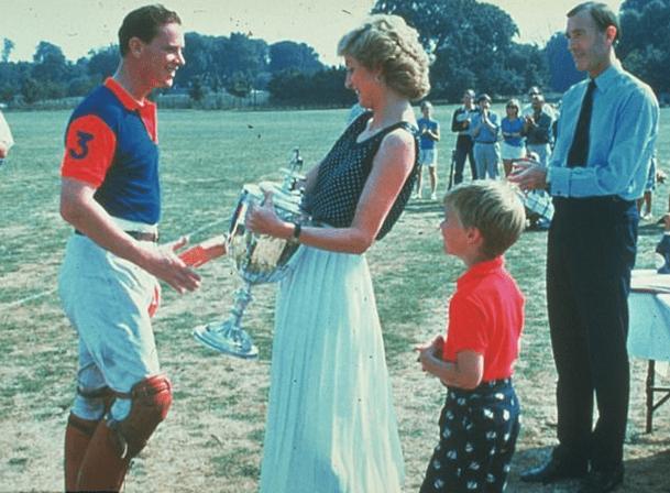 戴安娜在机场喊爸爸,菲利普亲王和戴安娜恋爱过程