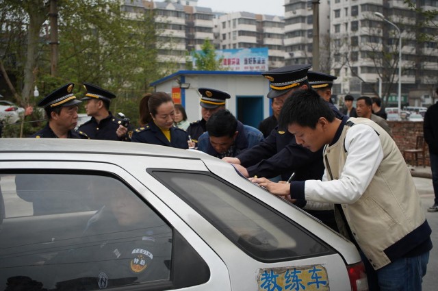 整治教练车,交警查教练车违规