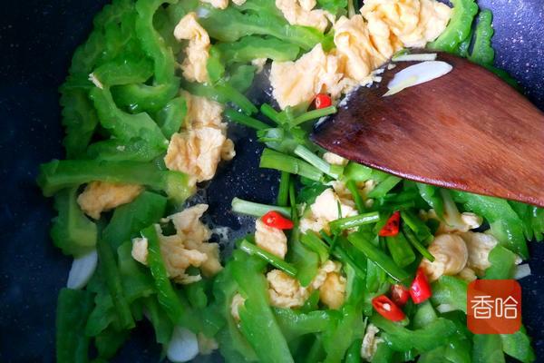 大厨炒苦瓜的做法,炒苦瓜不苦的秘诀