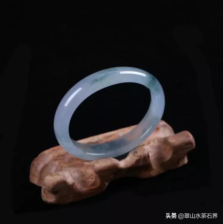 翡翠选糯冰带色还是冰种无色好,无色冰种翡翠大概多少钱