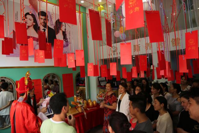 跨行而来，一年连开2家养发馆，她在百莲凯收获美丽财富人生