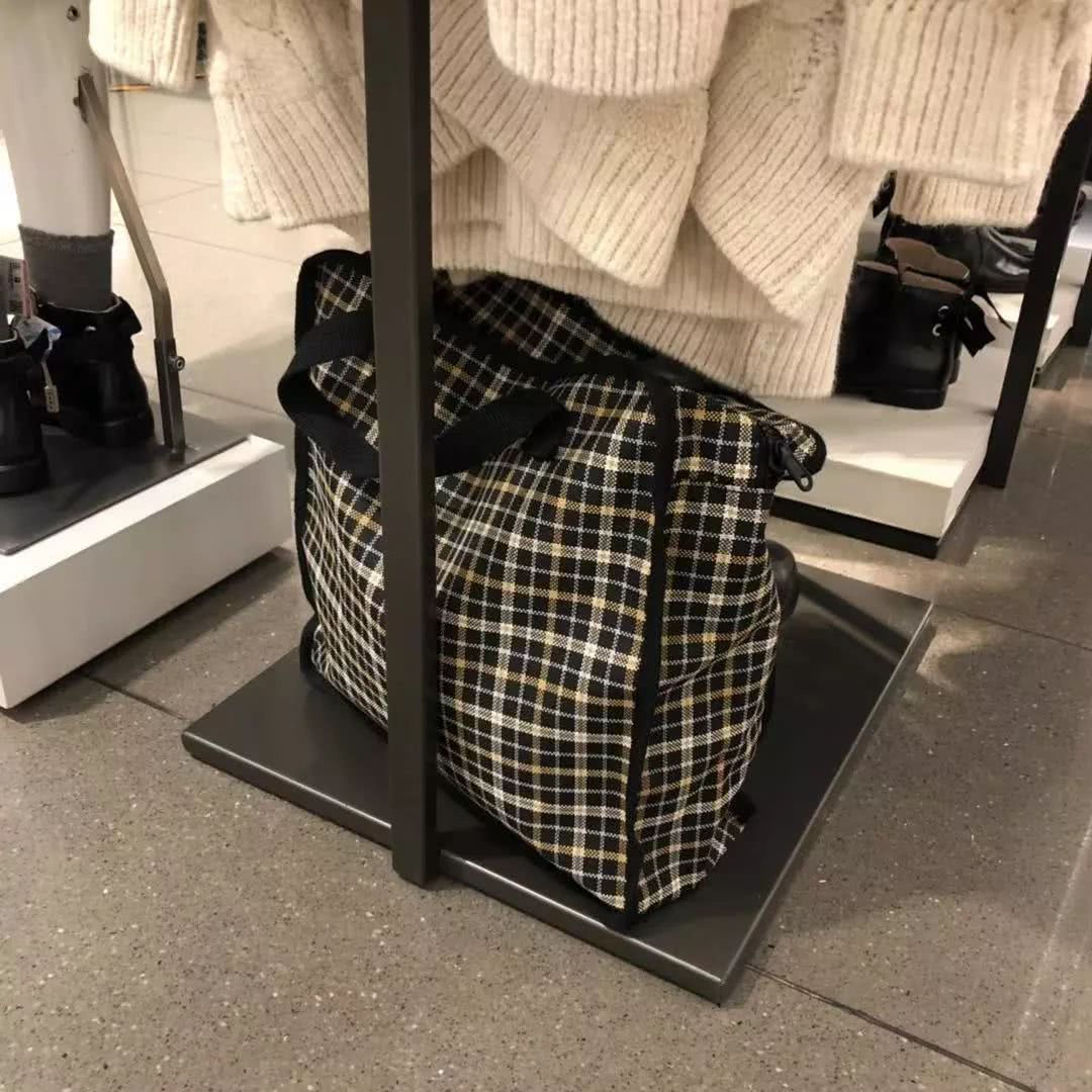 我带身高155的同事来到童装部，结果她逛疯了……