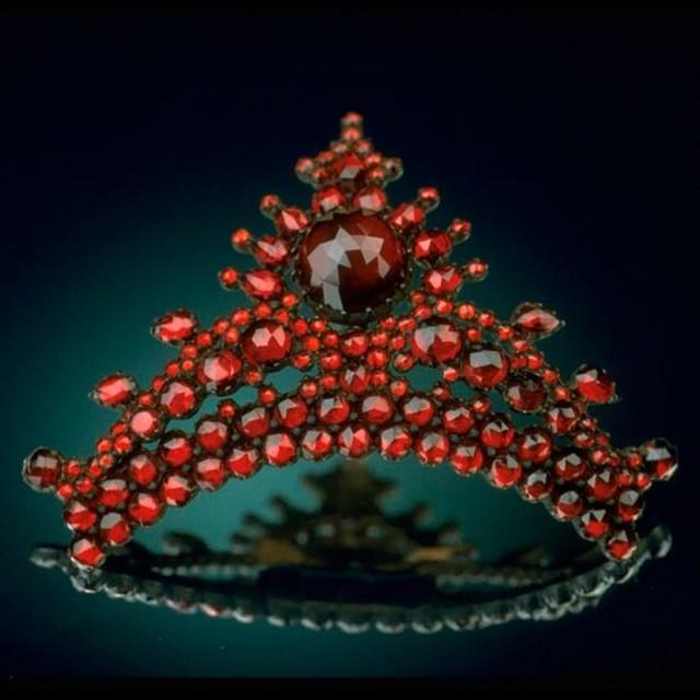 石榴石属于什么档次的宝石类型,石榴石最顶级的叫什么