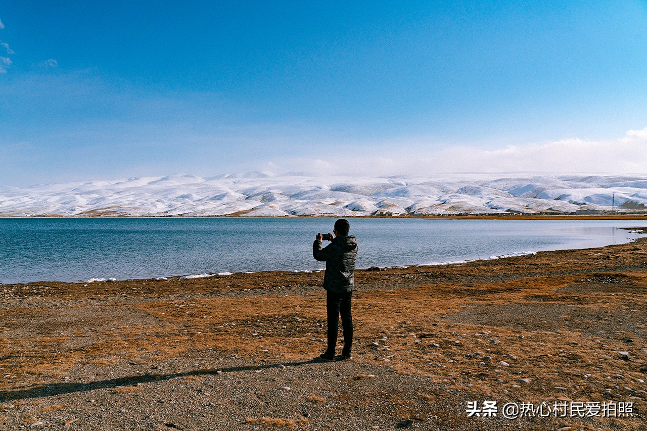 两个小伙去西藏,两个小伙在野外游玩