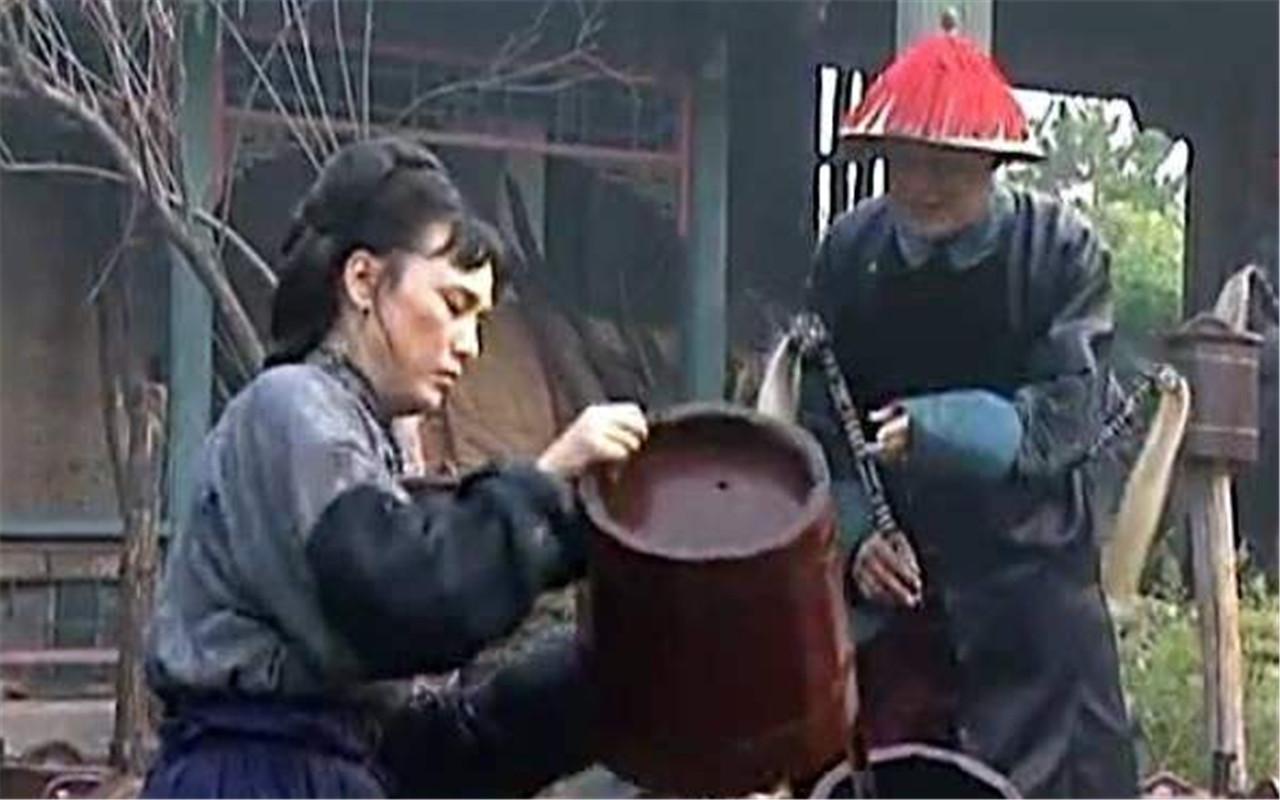 古时候妃嫔被打入冷宫，为何太监们总抢着伺候？