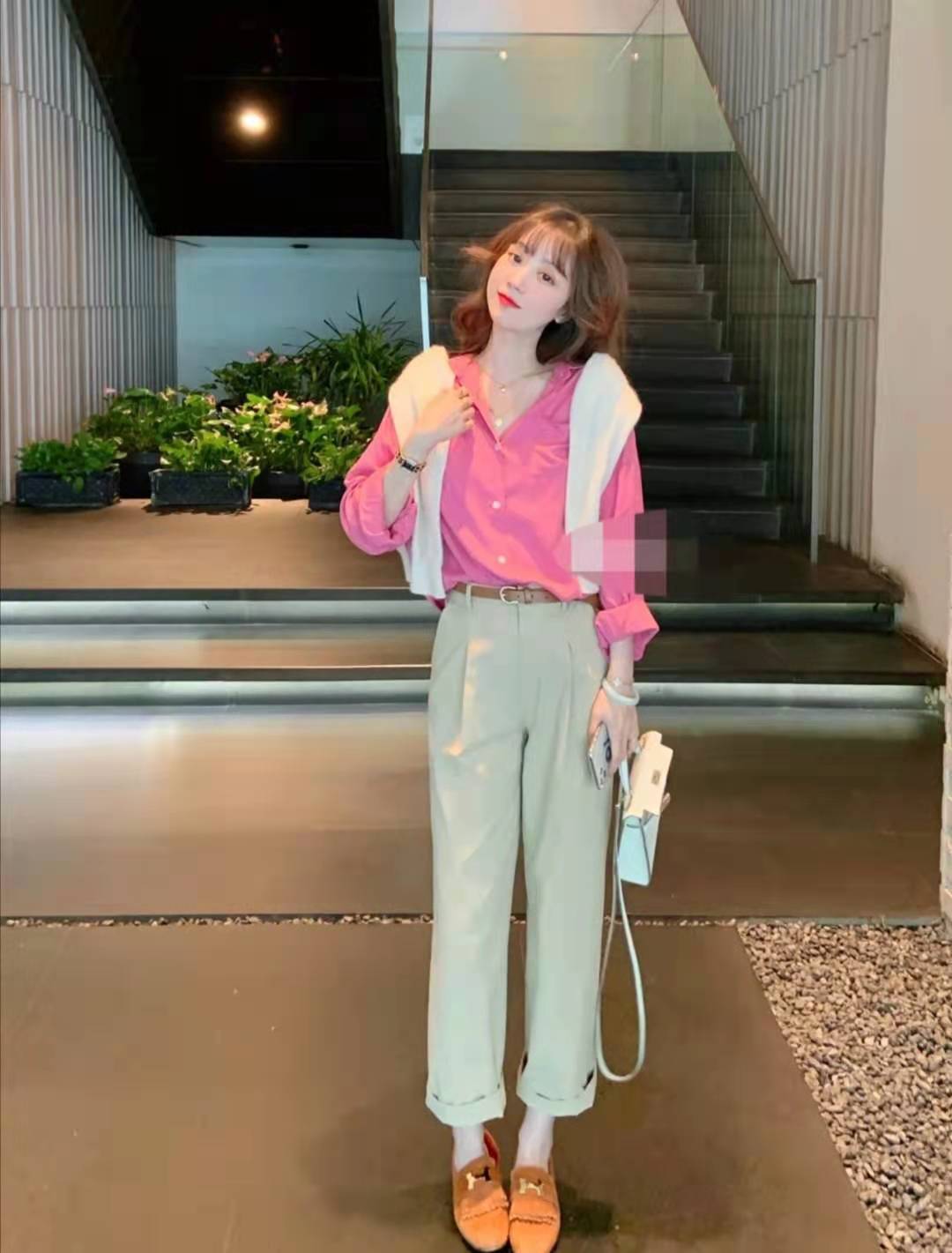 浅卡其色上衣和深驼色裤子搭吗,浅卡其色裤子配什么颜色上衣好看