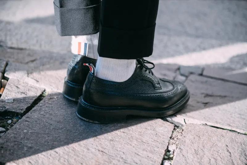 为什么小皮鞋要穿白袜子,什么人穿皮鞋