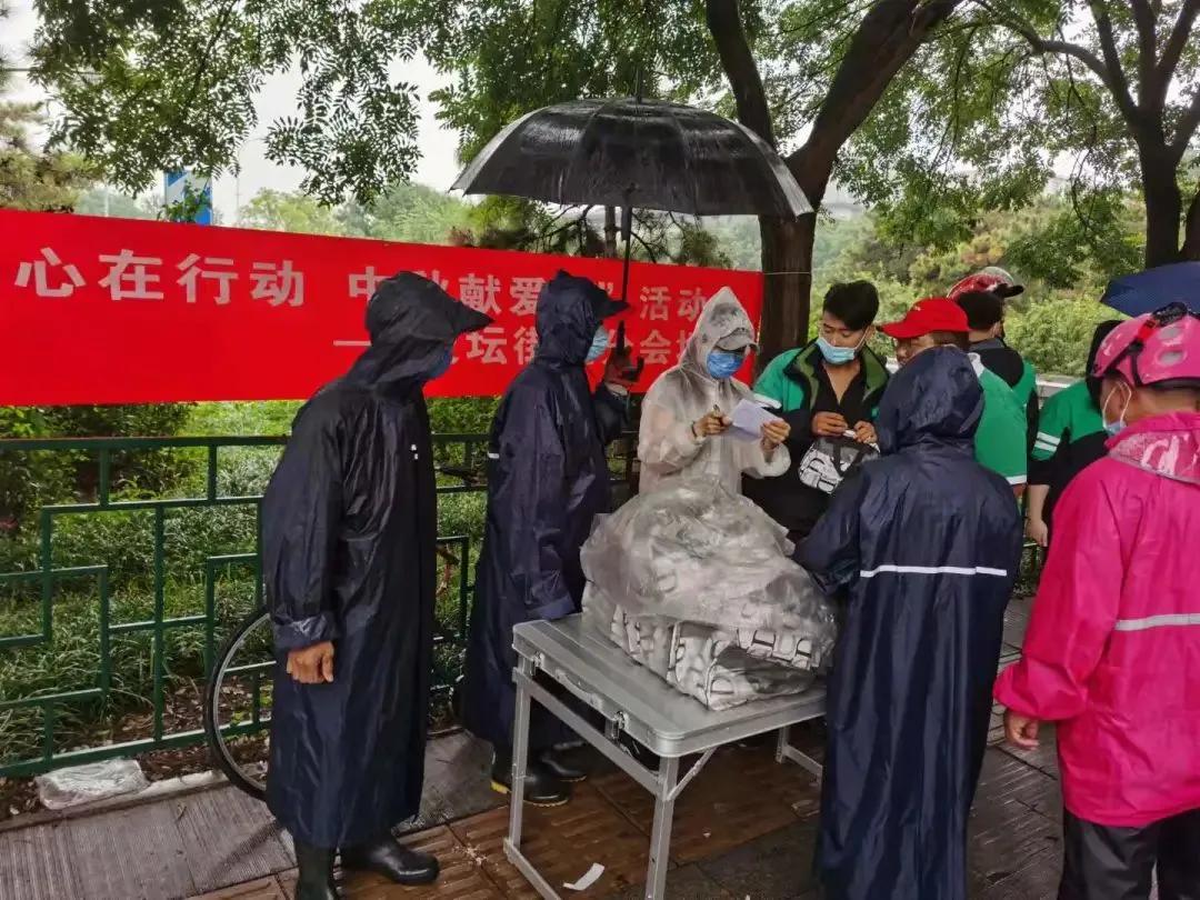 “暖‘新’在行动·中秋献爱心”区总工会联合多部门服务新就业群体（二）